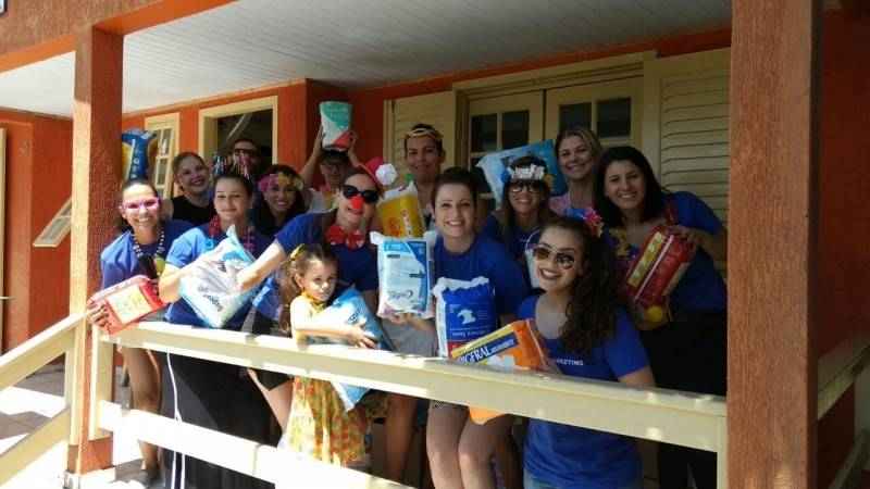 Clube de Marketing leva a alegria do Carnaval aos idosos — foto 1