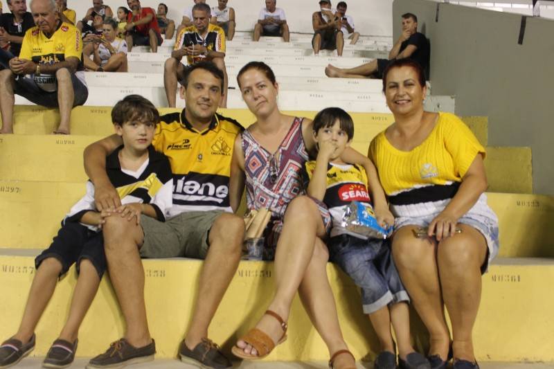 Torcida carvoeira sofre até o fim, mas comemora classificação — foto 1