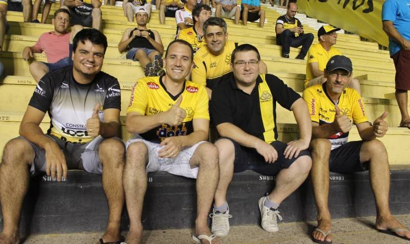 Torcida carvoeira faz sua parte e apoia o Tigre — foto 1
