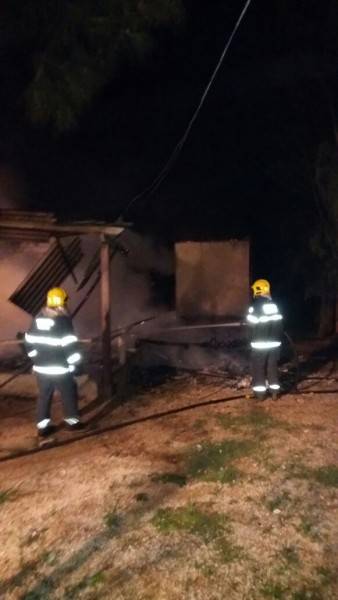 Duas casas de veraneio são destruídas em incêndios — foto 1