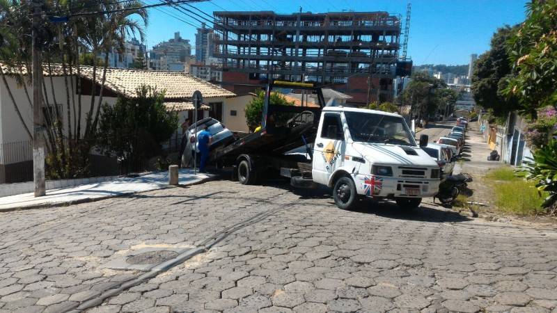 Carro desgovernado desce ladeira e atinge portão de residência — foto 1
