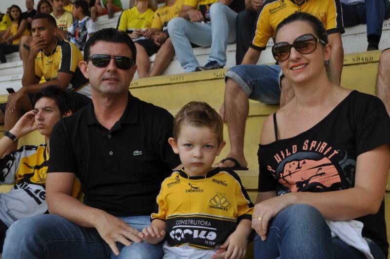 Torcedores atrasam o almoço de domingo para ver o Tigre em campo — foto 1