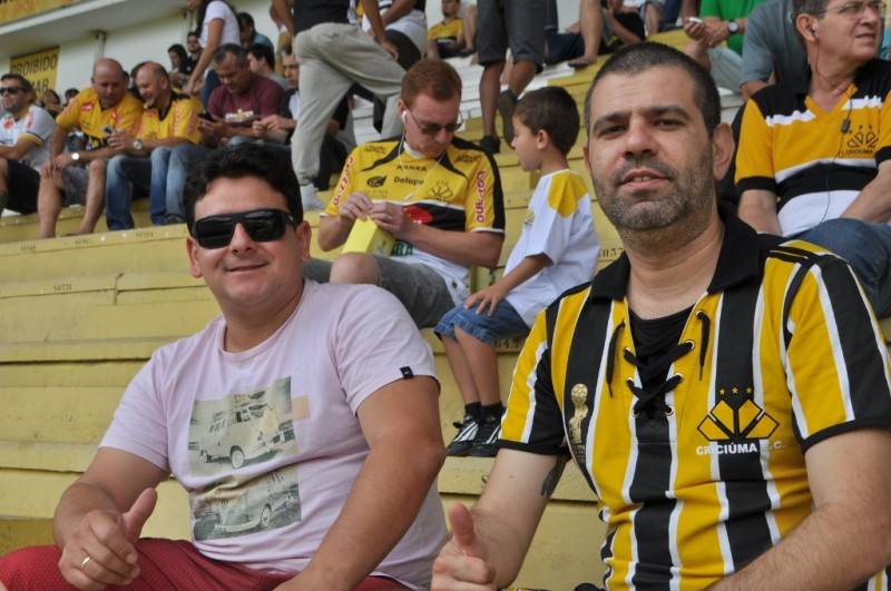 Torcedores atrasam o almoço de domingo para ver o Tigre em campo — foto 2