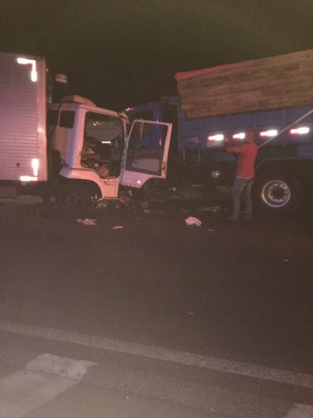 Caminhonete colide em viatura e ambulância que atendiam acidente — foto 1