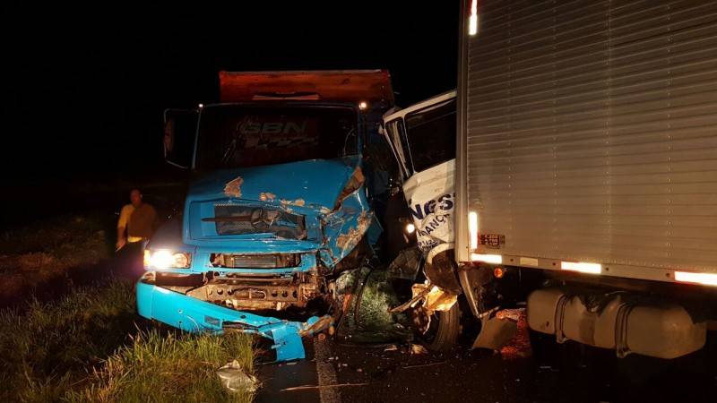 Caminhonete colide em viatura e ambulância que atendiam acidente — foto 2