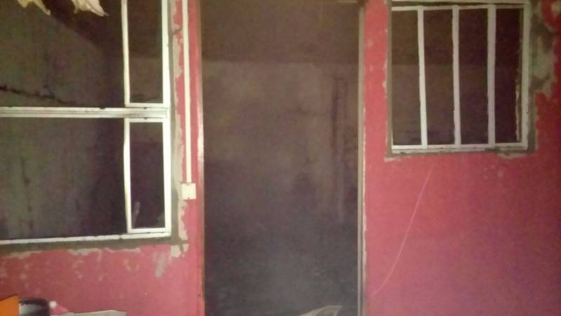 Residência é parcialmente destruída em incêndio — foto 1