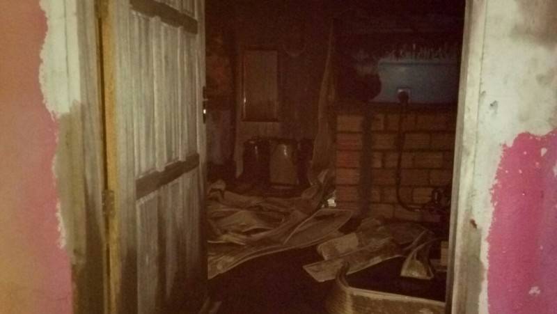 Residência é parcialmente destruída em incêndio — foto 2