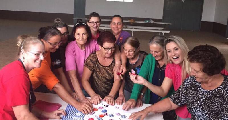 Colcha feita a 'mil mãos' reverterá dinheiro para Casa Rosa — foto 1