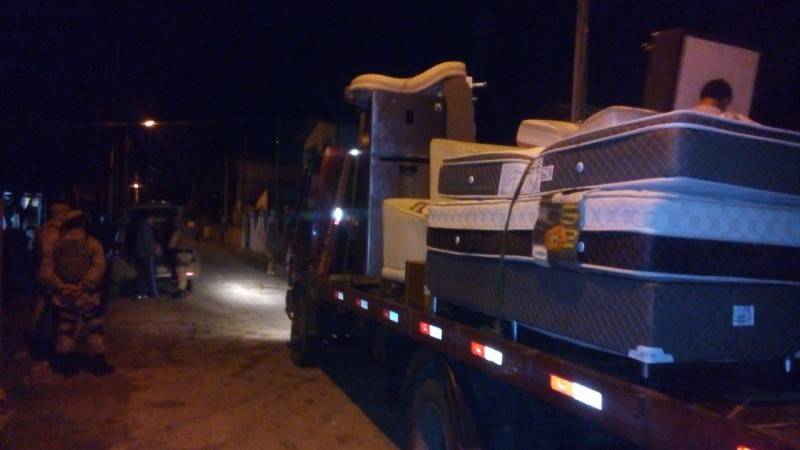 Com caminhão de mudanças, mulheres furtam casa de veraneio de prefeito — foto 1