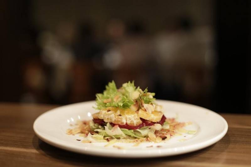 Salada de beterraba assada, folhas verdes e tangerina com vinagre de Jerez