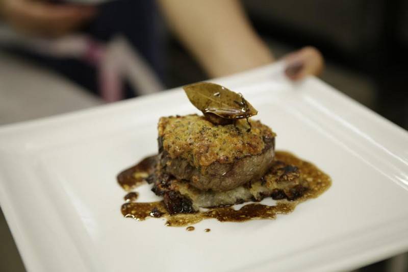 File mignon com crosta de mostarda e ervas com paillasson de batata doce