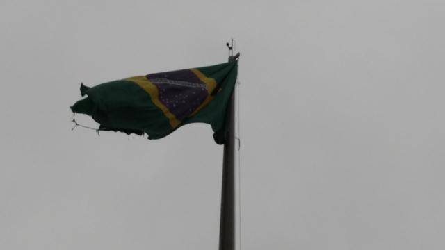 Tremula no horizonte a surrada bandeira nacional — foto 2