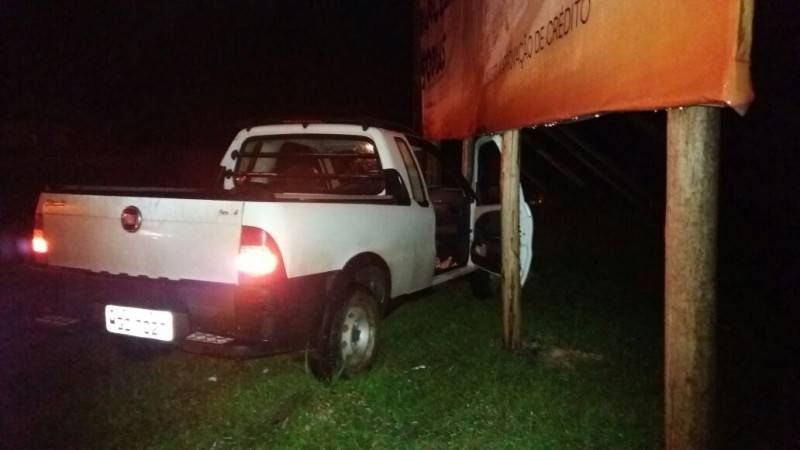Colisão lateral deixa dois presos às ferragens — foto 1