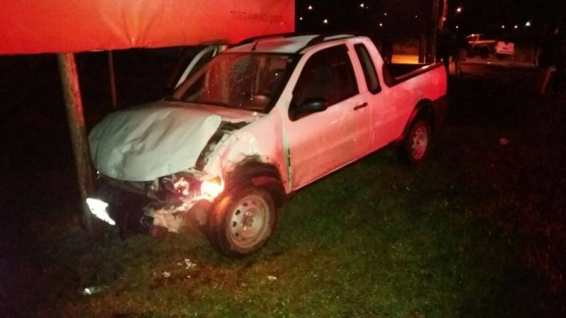 Colisão lateral deixa dois presos às ferragens — foto 2