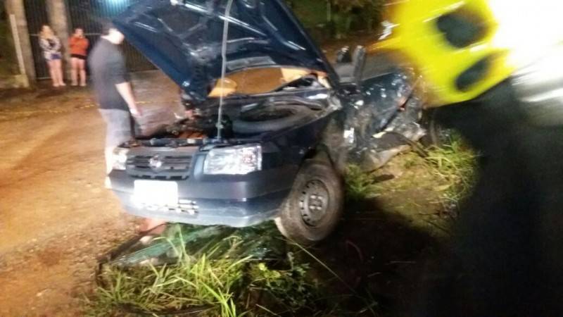 Colisão lateral deixa dois presos às ferragens — foto 5