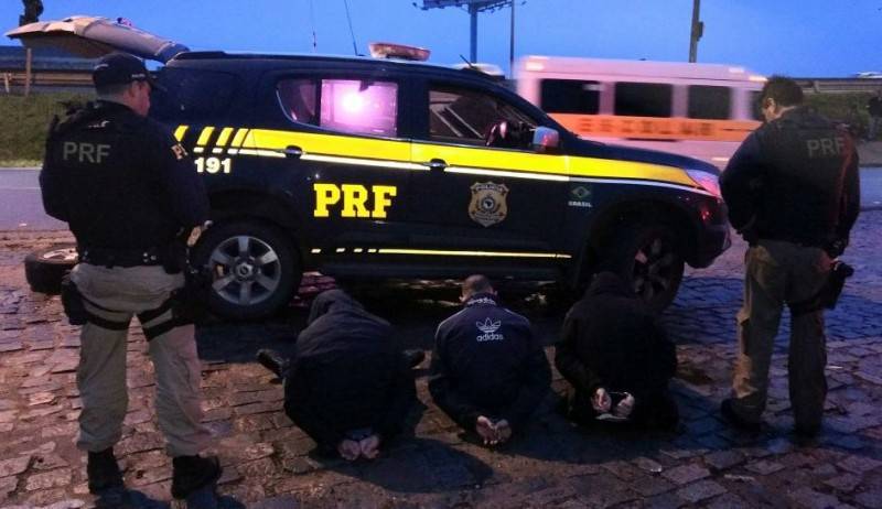 VÍDEO: PRF prende três jovens autores de roubo em loja de roupas de Nova Veneza — foto 1
