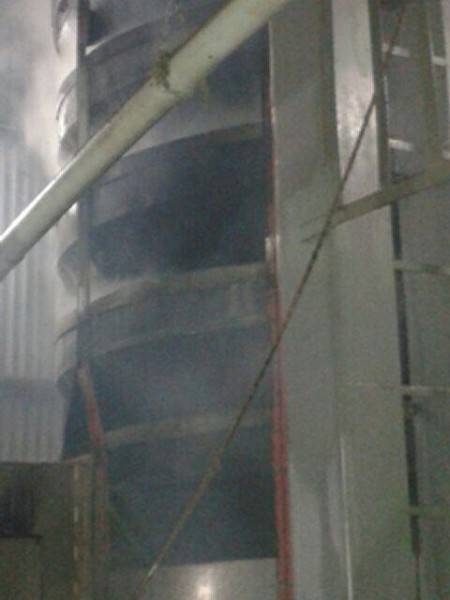 Incêndio em silo mobiliza bombeiros na madrugada — foto 1