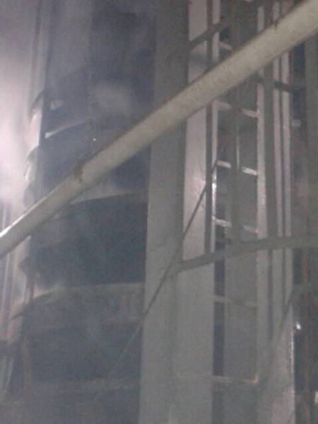 Incêndio em silo mobiliza bombeiros na madrugada — foto 2