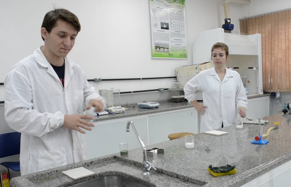 Projeto pesquisa transformação de resíduos de vidro em esmalte cerâmico — foto 3