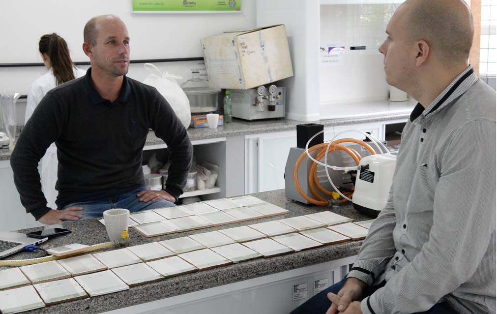Projeto pesquisa transformação de resíduos de vidro em esmalte cerâmico — foto 2