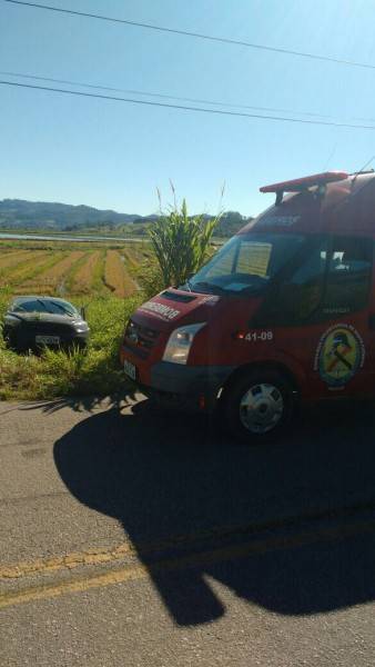 Colisão com caminhão lança carro para fora da pista e deixa condutor ferido — foto 1