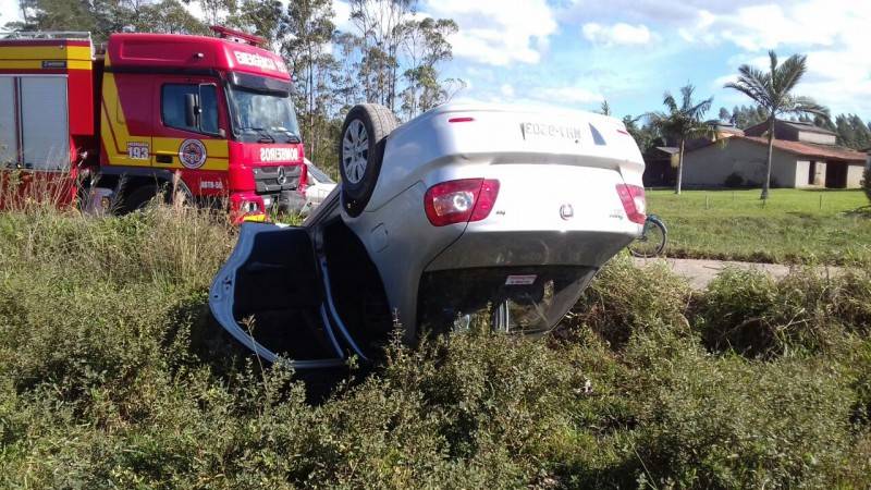 Após capotamento, crianças e motorista são encaminhadas ao hospital — foto 1