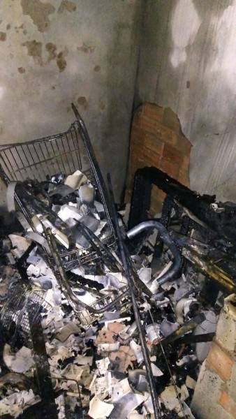 Incêndio destrói edícula nos fundos de residência — foto 10
