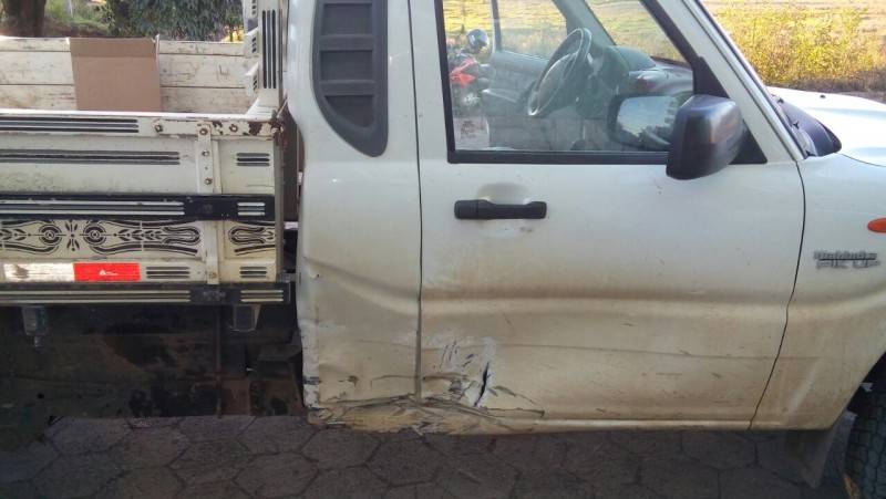 Após colisão lateral, jovens são levados ao hospital com ferimentos — foto 1
