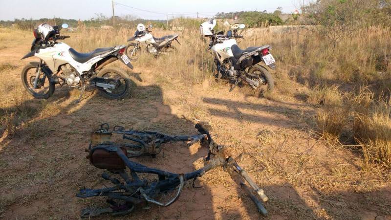 Polícia Militar encontra veículos parcialmente desmontados — foto 2