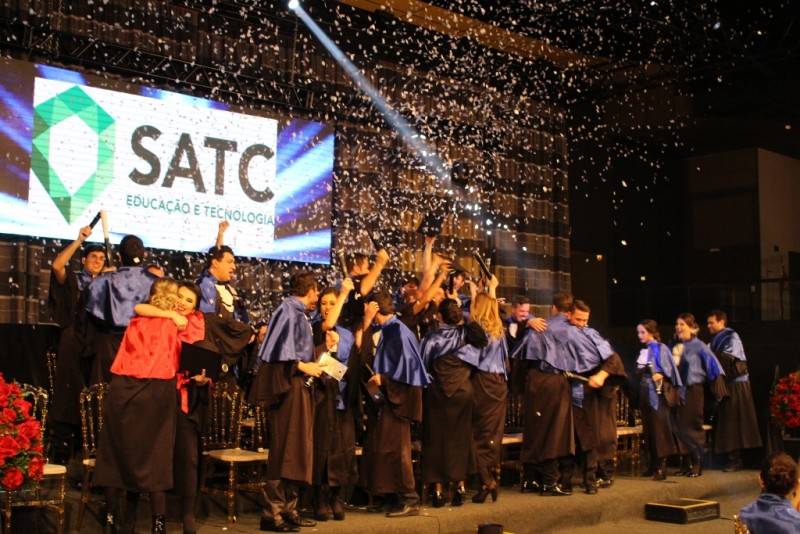 Novos engenheiros, designers e tecnólogos colam grau na Faculdade Satc — foto 1