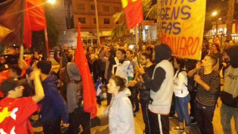 Manifestantes protestam contra alta tarifa do transporte público — foto 1