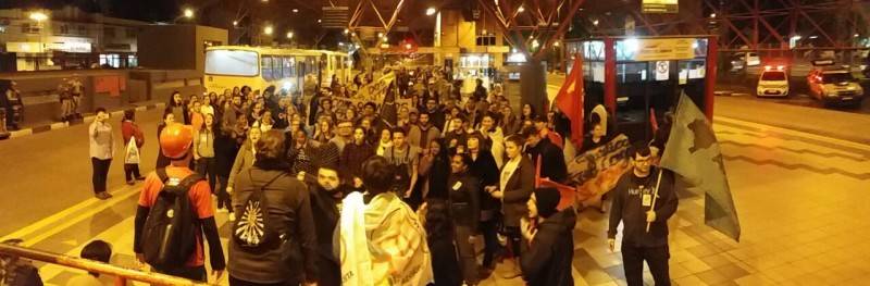 Manifestantes protestam contra alta tarifa do transporte público — foto 6