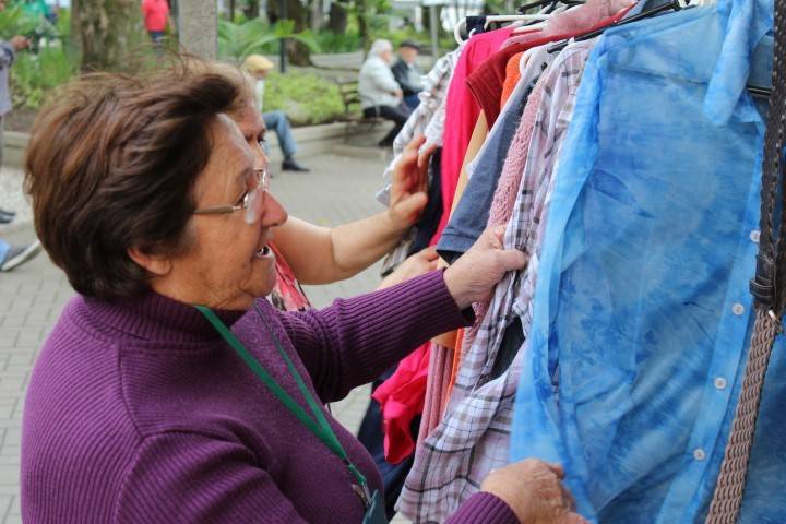 Estudantes de Moda distribuem roupas de graça à população — foto 2