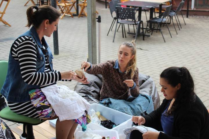 Estudantes de Moda distribuem roupas de graça à população — foto 6