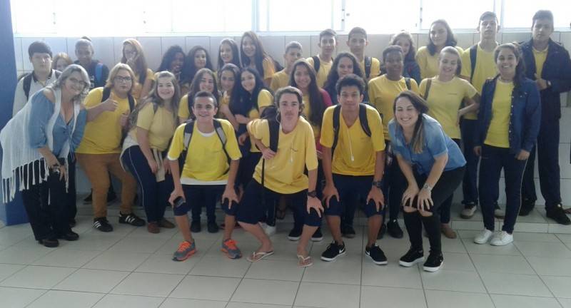 Alunos realizam visitas guiadas aos laboratórios do Colégio Universitário — foto 1