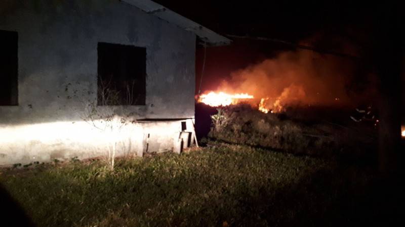 Automóvel incendeia e fogo alastra pela vegetação — foto 1