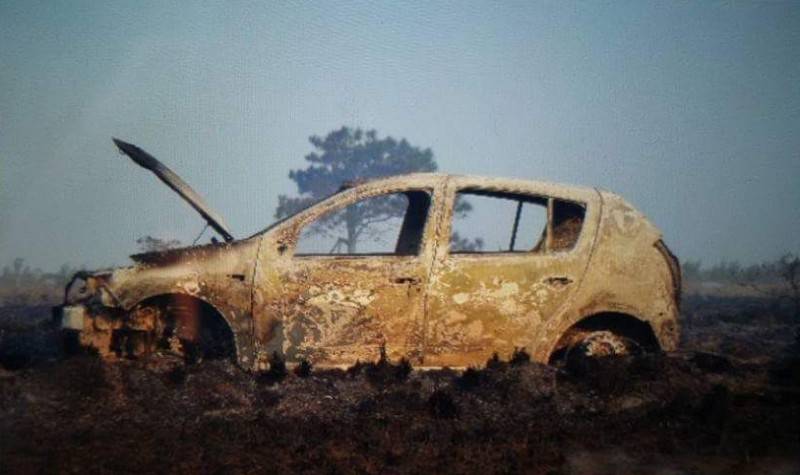 Automóvel incendeia e fogo alastra pela vegetação — foto 2