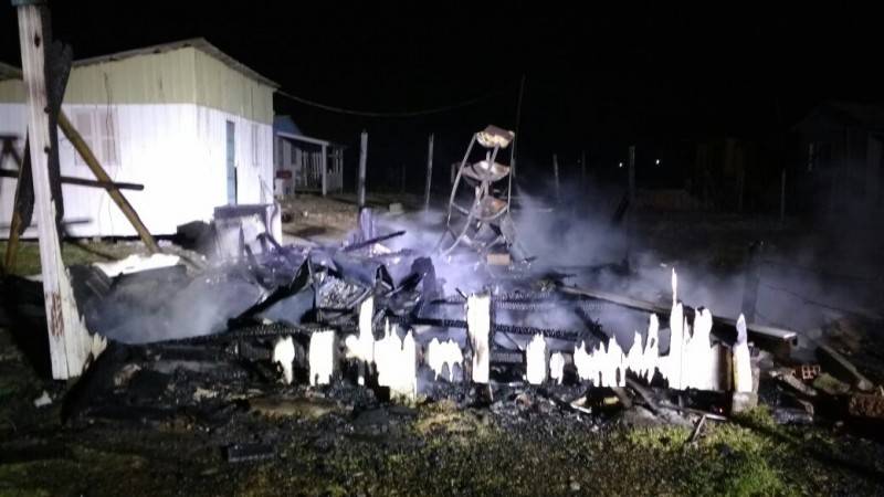 Casa de madeira fica destruída em incêndio — foto 1