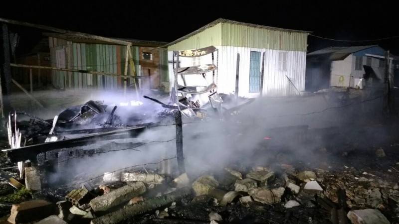 Casa de madeira fica destruída em incêndio — foto 2