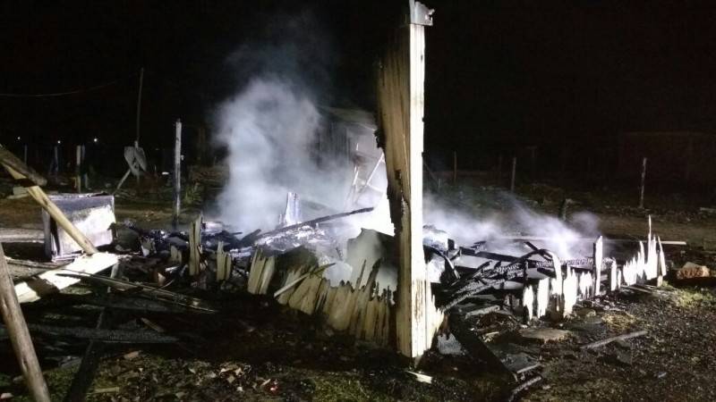Casa de madeira fica destruída em incêndio — foto 4