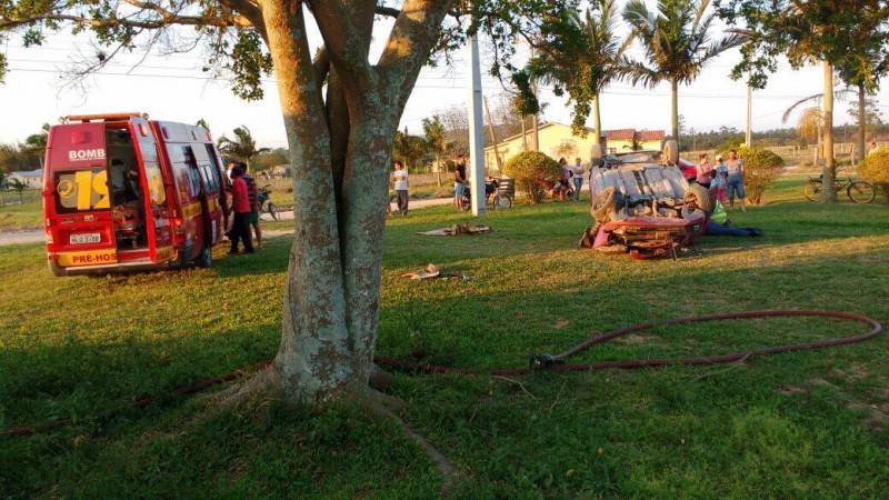Veículo capota e ocupantes ficam presos embaixo do porta-malas — foto 4