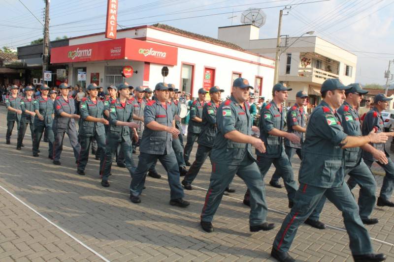 Desfile Cívico reúne mais de 2 mil pessoas em Nova Veneza — foto 1