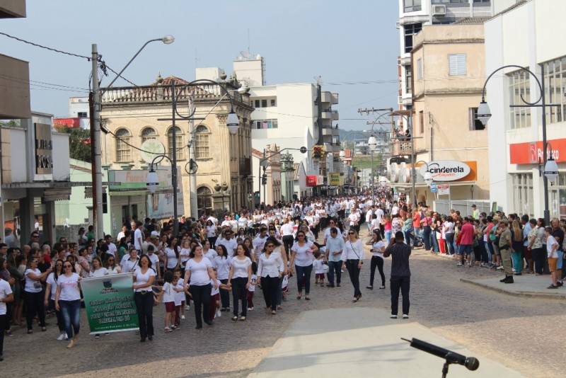 População reunida na Praça Anita Garibaldi para o desfile — foto 1