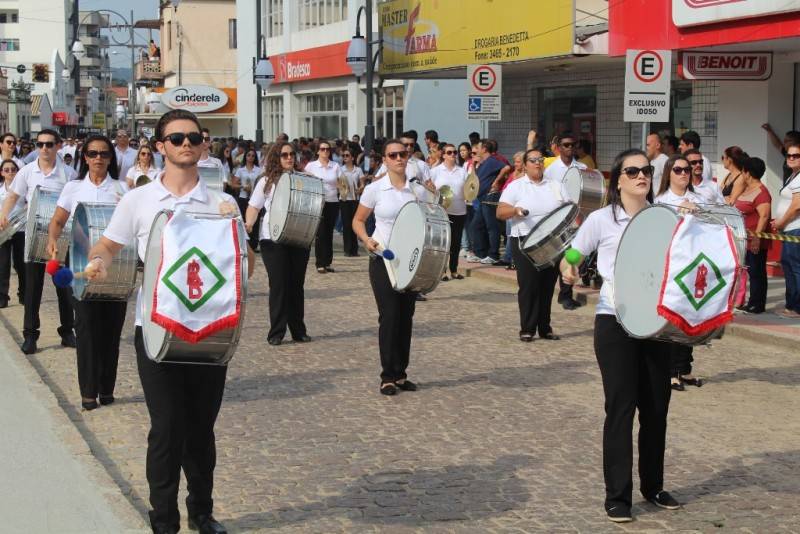 População reunida na Praça Anita Garibaldi para o desfile — foto 2