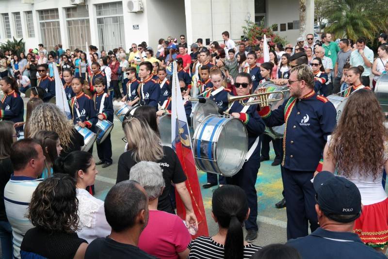 Mais de 30 atrações no desfile em Morro da Fumaça — foto 1