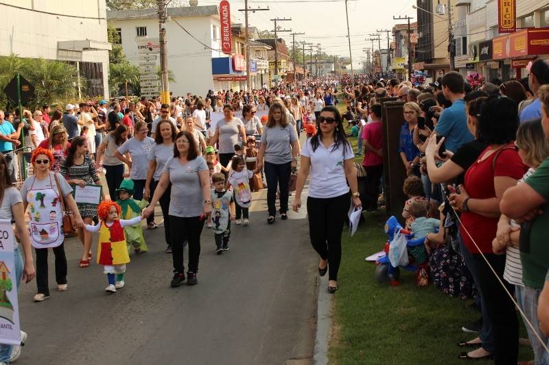 Mais de mil pessoas no desfile em Forquilhinha — foto 1