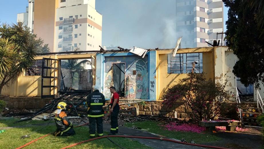 VÍDEO: Fogo destrói parte do Centro Cultural Jorge Zanatta — foto 2