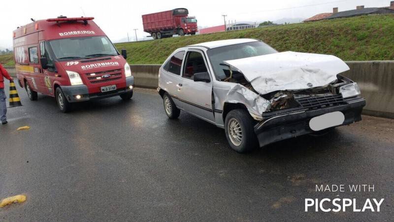 Condutora fica ferida após colisão entre carro e caminhão — foto 1