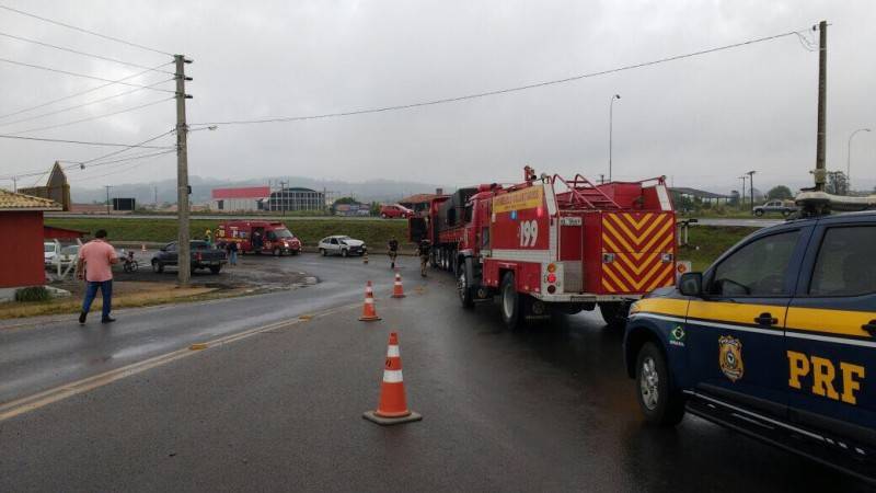Condutora fica ferida após colisão entre carro e caminhão — foto 2