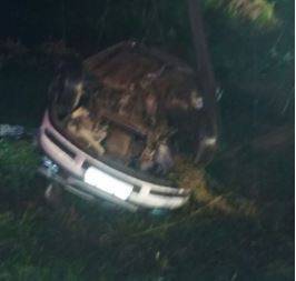 Carro capota e uma pessoa fica presa às ferragens — foto 1